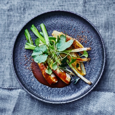 Coucou de Malines, tapenade, légumes rôtis et sauce aux olives noires